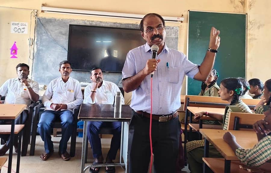 ನಾಗೇನಹಳ್ಳಿ ಶಾಲೆಯಲ್ಲಿ ಶನಿವಾರ ಪರೀಕ್ಷಾ ತಯಾರಿ ಕುರಿತು ಮಾರ್ಗದರ್ಶನ ನೀಡಿದ ಡಾ.ವಿರೂಪಾಕ್ಷ ದೇವರಮನೆ