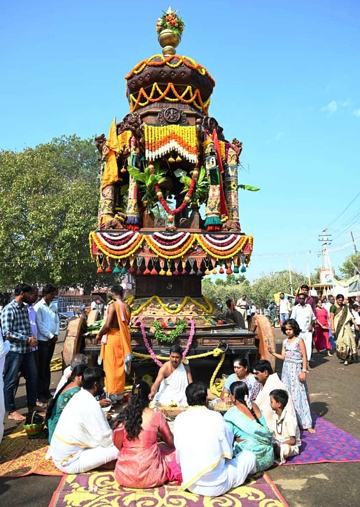 ಪಾಂಡವಪುರ ತಾಲ್ಲೂಕಿನ ಬೇಬಿಬೆಟ್ಟದ ದನಗಳ ಜಾತ್ರಾಮಹೋತ್ಸವದಲ್ಲಿ ಭಾನುವಾರ ನಡೆದ ಮಹದೇಶ್ವರಸ್ವಾಮಿ ರಥೋತ್ಸವಕ್ಕೆ ಪೂಜೆ ಪುನಸ್ಕಾರ ಸಲ್ಲಿಸಲಾಯಿತು.