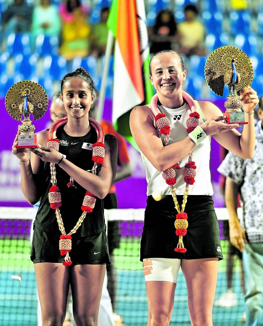 <div class="paragraphs"><p>ರನ್ನರ್‌ ಅಪ್‌ ವೈಷ್ಣವಿ ಅಡ್ಕರ್ ಹಾಗೂ ಚಾಂಪಿಯನ್‌ ಹ್ಯಾನೆ ವೆಂಡೆವಿಂಕೆಲ್</p></div>