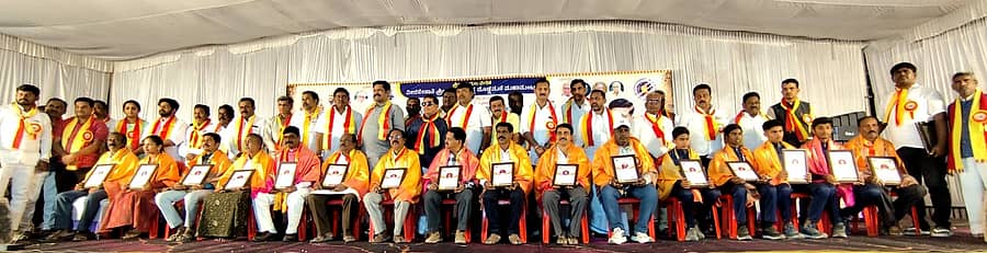 ಕಾರಟಗಿ ತಾಲ್ಲೂಕಿನ ಮರ್ಲಾನಹಳ್ಳಿಯಲ್ಲಿ ಶನಿವಾರ ನಡೆದ 3ನೇ ಕನ್ನಡ ಸಾಹಿತ್ಯ ಸಮ್ಮೇಳನದ ಸಮಾರೋಪ ಸಮಾರಂಭದಲ್ಲಿ ವಿವಿಧ ಕ್ಷೇತ್ರದಲ್ಲಿ ಸಾಧನೆ ಮಾಡಿದ ಸಾಧಕರನ್ನು ಸನ್ಮಾನಿಸಲಾಯಿತು