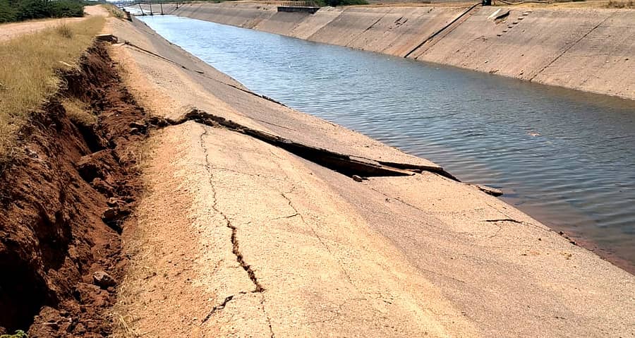 ಕಾರಟಗಿ ತಾಲ್ಲೂಕಿನ ಮೈಲಾಪುರ ಬಳಿ ತುಂಗಭದ್ರಾ ಎಡದಂಡೆ ಮುಖ್ಯನಾಲೆಯ ಬಲ ಭಾಗ ಬಿರುಕು ಬಿಟ್ಟಿರುವುದು