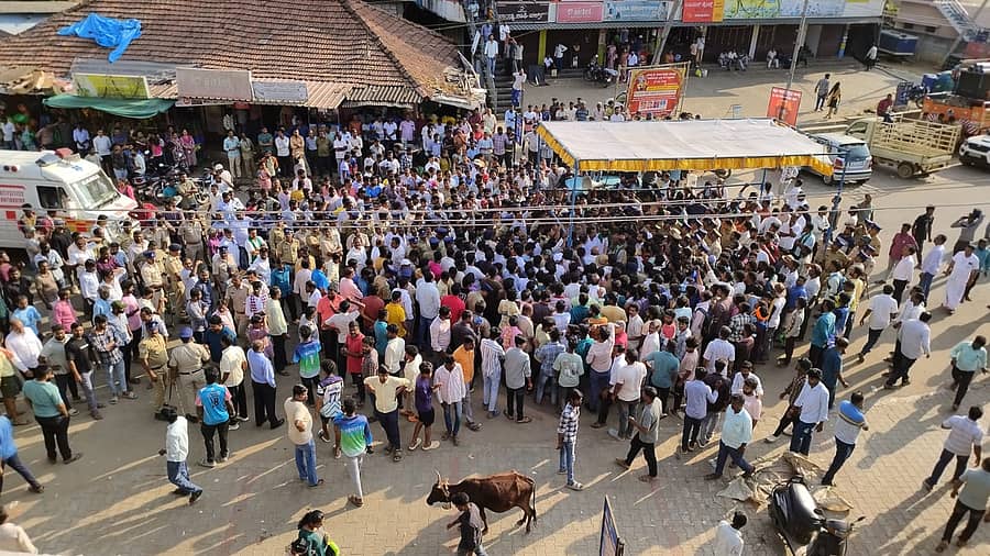 ಕಡಬಗೆರೆಯಲ್ಲಿನ ಚಿಕ್ಕಮಗಳೂರು–ಶೃಂಗೇರಿ ರಾಜ್ಯ ಹೆದ್ದಾರಿಯಲ್ಲಿ ರಸ್ತೆ ಮಧ್ಯದಲ್ಲಿ ಶವ ಇಟ್ಟು ಸ್ಥಳೀಯರು ಪ್ರತಿಭಟನೆ ನಡೆಸಿದರು