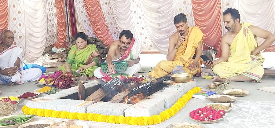 ಬೇಲೂರಿನ  ಶೃಂಗೇರಿ ಶಂಕರ ಮಠದ 12ನೇ ವಾರ್ಷಿಕೋತ್ಸವದ ಅಂಗವಾಗಿ ಮಠದ ಧರ್ಮಾಧಿಕಾರಿ ಸಿ. ಆರ್. ವಿಜಯಕೇಶವ  ನೇತೃತ್ವದಲ್ಲಿ ಚಂಡಿಕಾ ಹೋಮ ನೆರವೇರಿಸಲಾಯಿತು.