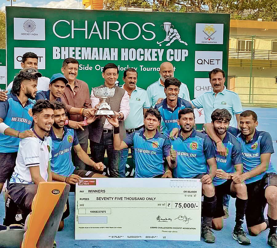 ಭಾರತ ಹಾಕಿ ತಂಡದ ಮಾಜಿ ಗೋಲ್‌ಕೀಪರ್ ಹಾಗೂ ಹಾಕಿ ಕರ್ನಾಟಕ ಅಧ್ಯಕ್ಷ ಎ.ಬಿ.ಸುಬ್ಬಯ್ಯ ಅವರು ಕೂರ್ಗ್‌ ಹಾಕ್ಸ್ ತಂಡಕ್ಕೆ ಟ್ರೋಫಿ ಹಸ್ತಾಂತರಿಸಿದರು