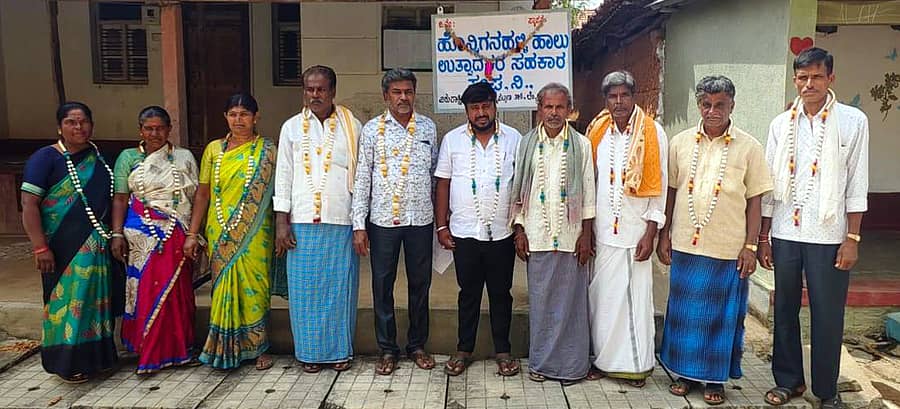 ಚನ್ನಪಟ್ಟಣ ತಾಲ್ಲೂಕಿನ ಹೊನ್ನಿಗನಹಳ್ಳಿ ಎಂಪಿಸಿಎಸ್ ಆಡಳಿತ ಮಂಡಳಿಗೆ ಅವಿರೋಧವಾಗಿ ಆಯ್ಕೆಯಾದ ಅಧ್ಯಕ್ಷ ಮರಿಸ್ವಾಮಿ, ಉಪಾಧ್ಯಕ್ಷ ಎಚ್.ಸಿ. ನಾಗರಾಜು, ನಿರ್ದೇಶಕರನ್ನು ಅಭಿನಂದಿಸಲಾಯಿತು