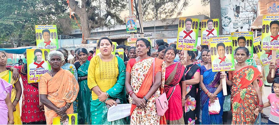 ಶಿಡ್ಲಘಟ್ಟದಲ್ಲಿ ಕಾಂಗ್ರೆಸ್‌ ಮಹಿಳಾ ಕಾರ್ಯಕರ್ತೆಯರು ಸಚಿವ ಡಾ.ಎಂ.ಸಿ.ಸುಧಾಕರ್ ಅವರ ವಿರುದ್ಧ ಕೋಟೆ ವೃತ್ತದಲ್ಲಿ ಪ್ರತಿಭಟನೆ ನಡೆಸಿದರು