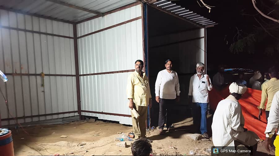 ಕೆಂಭಾವಿ ಪಟ್ಟಣದಲ್ಲಿ ಶನಿವಾರ ರಾತ್ರಿ ಪುರಸಭೆ ಮತ್ತು ಕಂದಾಯ ಅಧಿಕಾರಿಗಳು ಶೇಡ್ ತೆರವುಗೊಳಿಸಿದರು