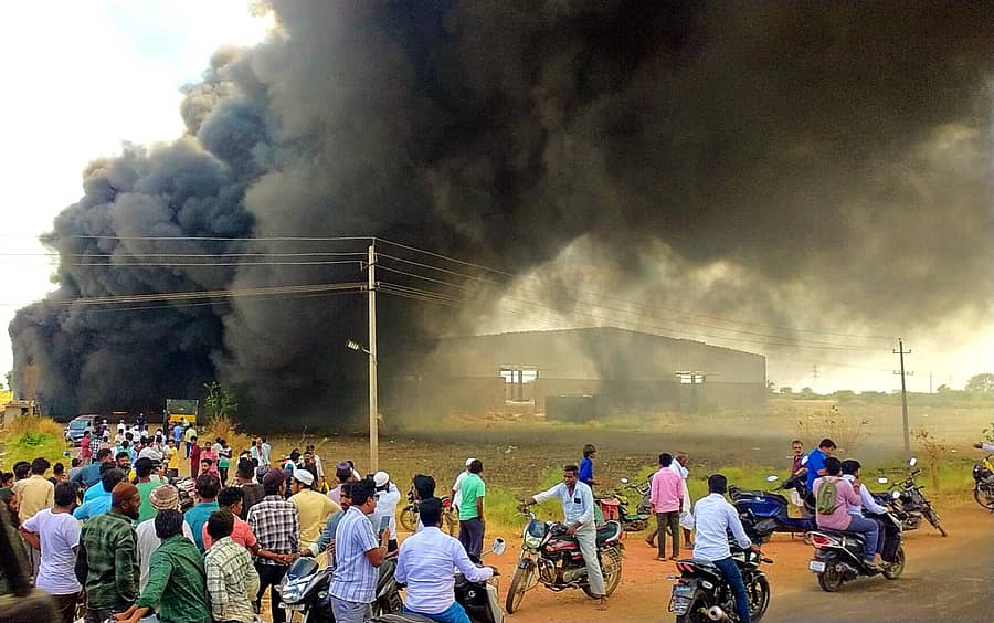 ಹುಬ್ಬಳ್ಳಿಯ ಕುಸುಗಲ್ ರಸ್ತೆಯ ಝಡೀಕೊ ಗೋದಾಮಿಗೆ ಭಾನುವಾರ ಶಾರ್ಟ್‌ ಸರ್ಕಿಟ್‌ನಿಂದ ಬೆಂಕಿ ತಗುಲಿದ್ದರಿಂದ ದಟ್ಟ ಹೊಗೆ ಆವರಿಸಿತ್ತು