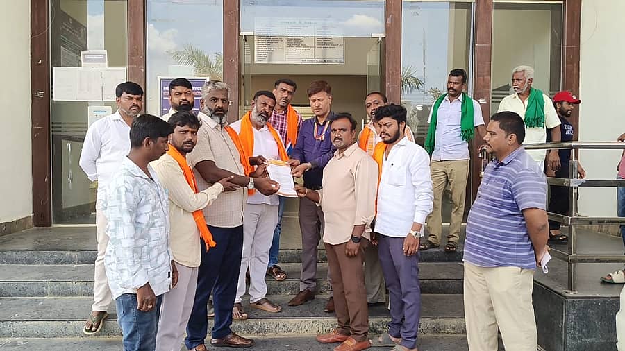 ಕನಕಪುರ ಶ್ರೀರಾಮ ಸೇನೆ ಕಾರ್ಯಕರ್ತರು ತಾಲೂಕು ಆಡಳಿತದ ಮೂಲಕ ರಾಜ್ಯಪಾಲರಿಗೆ ಮನವಿ ಪತ್ರ ಸಲ್ಲಿಸಿದರು, ಗ್ರೇಡ್ -2 ತಹಶೀಲ್ದಾರ್ ಮನೋಹರ್ ಮನವಿ ಪತ್ರ ಸ್ವೀಕರಿಸಿದರು