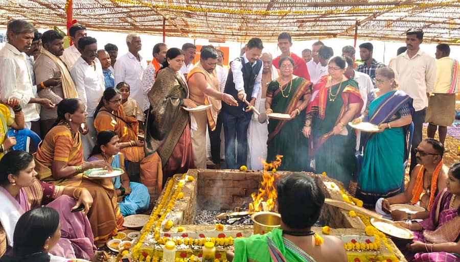 ಕಂಪ್ಲಿ ತಾಲ್ಲೂಕು ದೇವಸಮುದ್ರ ಕ್ರಾಸ್‍ನಲ್ಲಿ ಶ್ರೀಕಲ್ಯಾಣಚೌಕಿಮಠ ಕಾಮಧೇನು ಗೋಶಾಲಾ ಸೇವಾ ಟ್ರಸ್ಟ್ ಭಾನುವಾರ ಹಮ್ಮಿಕೊಂಡಿದ್ದ ಇಷ್ಟಾರ್ಥ ಸಿದ್ಧಿಯಾಗದಲ್ಲಿ ಸಂಸದ ಈ. ತುಕಾರಾಂ ಭಾಗವಹಿಸಿದ್ದರು