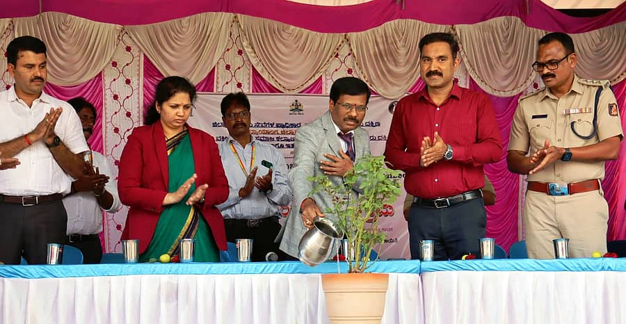 ಚನ್ನಪಟ್ಟಣ ತಾಲ್ಲೂಕಿನ ಇರುಳಿಗರದೊಡ್ಡಿ ಗ್ರಾಮದಲ್ಲಿ ವಿಶ್ವ ಸಾಮಾಜಿಕ ನ್ಯಾಯ ದಿನದ ಅಂಗವಾಗಿ ಆಯೋಜಿಸಿದ್ದ ಕಾನೂನು ಅರಿವು ಕಾರ್ಯಕ್ರಮವನ್ನು ಜಿಲ್ಲಾ ಕಾನೂನು ಸೇವೆಗಳ ಪ್ರಾಧಿಕಾರದ ಅಧ್ಯಕ್ಷ ಎಂ.ಎಚ್. ಅಣ್ಣಯ್ಯನವರ ಉದ್ಘಾಟಿಸಿದರು. ಜಿಲ್ಲಾ ಕಾನೂನು ಸೇವೆಗಳ ಪ್ರಾಧಿಕಾರದ ಸದಸ್ಯ ಕಾರ್ಯದರ್ಶಿ ಪಿ.ಆರ್. ಸವಿತಾ, ತಹಶೀಲ್ದಾರ್ ಗಿರೀಶ್, ಇತರರು ಹಾಜರಿದ್ದರು