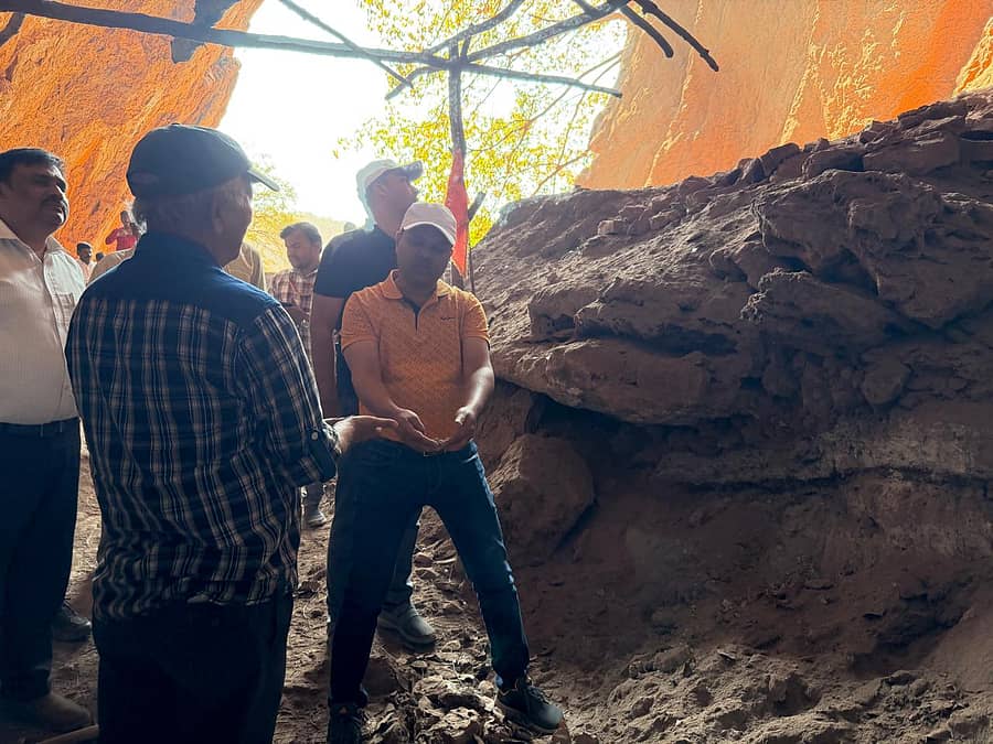 ಸಂಡೂರಿನ ರಣಜಿತ್‌ಪುರ ಸಮೀಪದ ಗುಹೆಗೆ ಭೇಟಿ ನೀಡಿದ್ದ ಜಿಲ್ಲಾಧಿಕಾರಿ ನಾಗೇಂದ್ರ ಪ್ರಸಾದ್‌ ಕೆ. ಪರಿಶೀಲನೆ ನಡೆಸಿದರು. ಪ್ರೊ. ರವಿ ಕೋರಿಶೆಟ್ಟರ್‌ ಇದ್ದರು