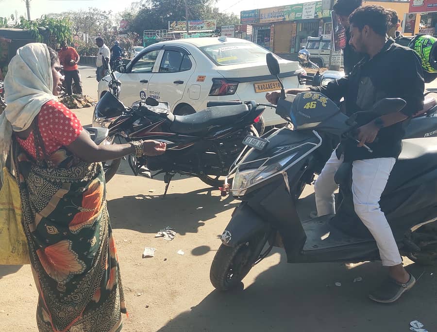 ಬಾಗೇಪಲ್ಲಿ ಹೊರವಲಯದ ಟಿ.ಬಿ.ಕ್ರಾಸ್‌ನ ಹೋಟೆಲ್ ಮುಂದೆ ಭಿಕ್ಷಾಟನೆಯಲ್ಲಿ ತೊಡಗಿರುವ ಮಹಿಳೆ