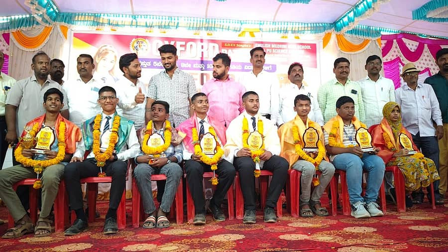 ಮುದ್ದೇಬಿಹಾಳ ಪಟ್ಟಣದ ಆಕ್ಸ್‌ಫರ್ಡ್ ಪಾಟೀಲ ಶಾಲೆಯಲ್ಲಿ ಹಮ್ಮಿಕೊಂಡಿದ್ದ ಆಕ್ಸ್‌ಫರ್ಡ್ ಚಾಂಪಿಯನ್ ಅವಾರ್ಡ್ 2026ನೇ ಸಾಲಿನ ಪರೀಕ್ಷೆಯಲ್ಲಿ ಆಯ್ಕೆಯಾದ ವಿದ್ಯಾರ್ಥಿಗಳಿಗೆ ಬಹುಮಾನ ವಿತರಿಸಲಾಯಿತು