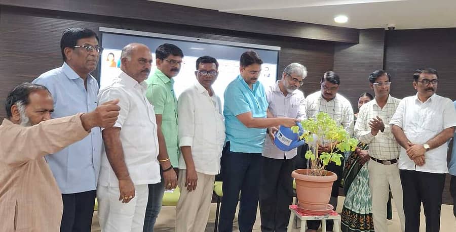 ರಾಯಚೂರಿನ ನವೋದಯ ಶಿಕ್ಷಣ ಸಂಸ್ಥೆಯ ಕೇಂದ್ರ ಗ್ರಂಥಾಲಯ ಸಭಾಂಗಣದಲ್ಲಿ ಭಾನುವಾರ ಏರ್ಪಡಿಸಿದ್ದ ‘ನಮ್ಮ ಶಾಲೆ ನಮ್ಮ ಹಕ್ಕು’ ಕಾರ್ಯಕ್ರಮವನ್ನು ಸಂಸದ ಜಿ.ಕುಮಾರ ನಾಯಕ ಉದ್ಘಾಟಿಸಿದರು. ಸೈಯದ್ ಅಫೀಜುಲ್ಲಾ, ಕೆ. ಜಯಣ್ಣ. ನಿರಂಜನಾರಾಧ್ಯ ಉಪಸ್ಥಿತರಿದ್ದರು