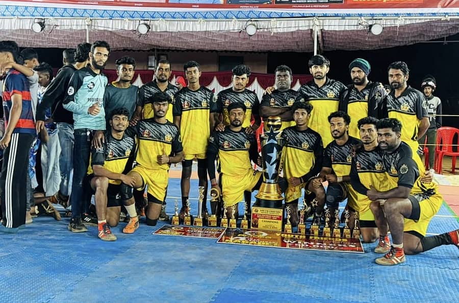 ವಿರಾಜಪೇಟೆ ಸಮೀಪದ ಪೆರುಂಬಾಡಿಯಲ್ಲಿ ಯೂತ್ ಫ್ರೆಂಡ್ಸ್ ಸಂಘದ ವತಿಯಿಂದ ಈಚೆಗೆ ನಡೆದ 5 ನೇ ವರ್ಷದ ಹೊನಲು ಬೆಳಕಿನ ಪ್ರೋ ಮ್ಯಾಟ್ ಕಬಡ್ಡಿ ಲೀಗ್ ನಲ್ಲಿ ಬ್ಲಾಕ್ ಪ್ಯಾಂಥರ್ಸ್ ತಂಡ ಪ್ರಶಸ್ತಿಯನ್ನು ಪಡೆದುಕೊಂಡಿತು.