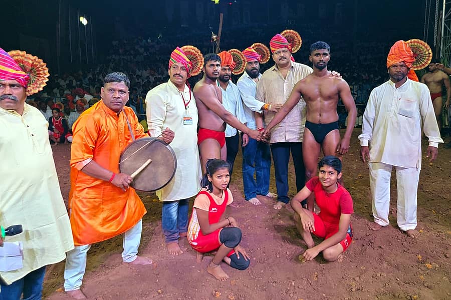 ಬನಹಟ್ಟಿಯಲ್ಲಿ ನಡೆದ ರಾಷ್ಟ್ರ ಮಟ್ಟದ ಕುಸ್ತಿ ಪಂದ್ಯಾವಳಿಯಲ್ಲಿ ಕರ್ನಾಟಕ ರಾಜ್ಯ ಕುಸ್ತಿ ಫೆಡರೇಷನ್ ಅಧ್ಯಕ್ಷ ಬಿ.ಗುಣರಂಜನ ಶೆಟ್ಟಿ ಕುಸ್ತಿ ಪಂದ್ಯಕ್ಕೆ ಚಾಲನೆ ನೀಡಿದರು