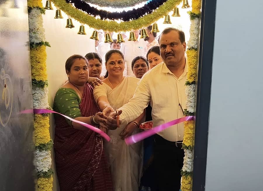 ಆನೇಕಲ್ ತಾಲ್ಲೂಕಿನ ಜಿಗಣಿ ಪುರಸಭೆ ವ್ಯಾಪ್ತಿಯ ಮಾರುತಿ ನಗರದಲ್ಲಿ ಮೈಕ್ರೊ ಲ್ಯಾಬ್ ಲಿಮಿಟೆಡ್ ಕಂಪನಿ ಸಿಎಸ್ಆರ್ ಅನುದಾನದಲ್ಲಿ ₹30ಲಕ್ಷ ವೆಚ್ಚದಲ್ಲಿ ಮಾರುತಿ ನಗರ ಸರ್ಕಾರಿ ಕಿರಿಯ ಪ್ರಾಥಮಿಕ ಶಾಲಾ ಕಟ್ಟಡವನ್ನು ಉದ್ಘಾಟಿಸಲಾಯಿತು