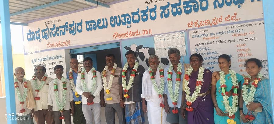 ಗೌರಿಬಿದನೂರು ತಾಲ್ಲೂಕಿನ ದೊಡ್ಡ ಹುಸೇನ್‌ಪುರ ಡೇರಿಗೆ ಅಧ್ಯಕ್ಷ ಮತ್ತು ಉಪಾಧ್ಯಕ್ಷರ ಆಯ್ಕೆ ಅವಿರೋಧವಾಗಿ ಸೋಮವಾರ ನಡೆಯಿತು