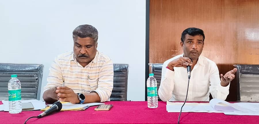 ಅರಕಲಗೂಡು ತಾ.ಪಂ. ಸಾಮಾನ್ಯ ಸಭೆ ಆಡಳಿತಾಧಿಕಾರಿ ಎಂ. ಬಾಬು ಆದ್ಯಕ್ಷತೆಯಲ್ಲಿ ಸೋಮವಾರ ನಡೆಯಿತು. ಇಒ ಶ್ರೀನಿವಾಸ್ ಭಾಗವಹಿಸಿದ್ದರು 