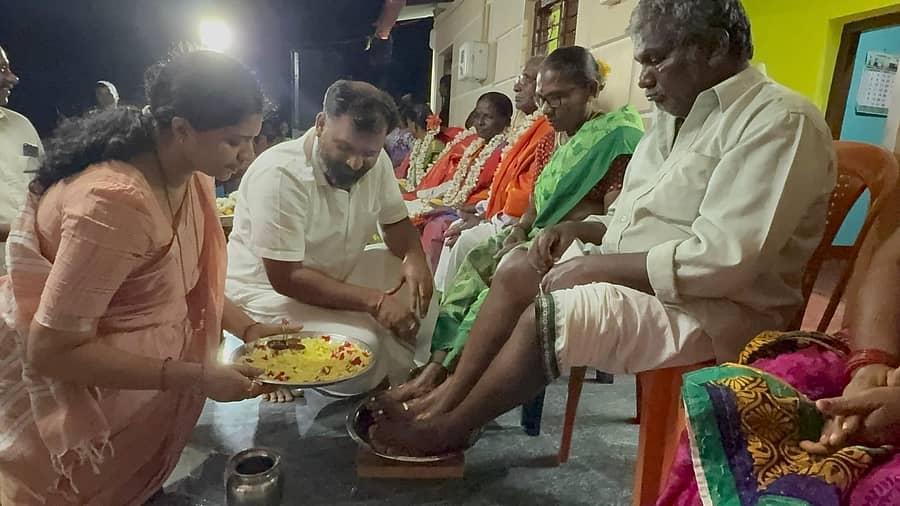 ಕುಂದಾಪುರ ಸಮೀಪದ ಹಟ್ಟಿಯಂಗಡಿ ಕನ್ಯಾನದಲ್ಲಿ ಬೈಂದೂರು ಶಾಸಕ ಗುರುರಾಜ್ ಗಂಟಿಹೊಳೆ ಹಾಗೂ ಅನುರಾಧಾ  ದಂಪತಿ  ದಲಿತ ದಂಪತಿಯ ಪಾದಪೂಜೆ ನೆರವೇರಿಸಿದರು