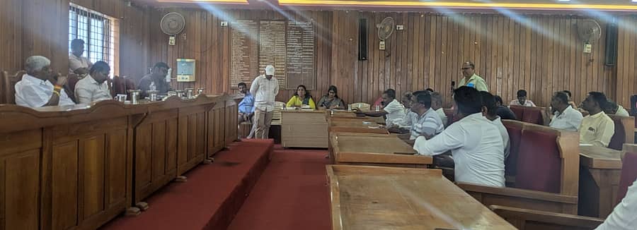 ಹೊಳೆನರಸೀಪುರ ಪುರಸಭೆ ಸಭಾಂಗಣದಲ್ಲಿ ಸೋಮವಾರ ಆಡಳಿತಾಧಿಕಾರಿ ಜಗದೀಶ್ ಗಂಗಣ್ಣನವರ್ ಬಜೆಟ್ ಪೂರ್ವಭಾವಿ ಸಭೆ ನಡೆಸಿದರು. ಶಾಸಕ ಎಚ್.ಡಿ. ರೇವಣ್ಣ, ಪುರಸಭೆ ಮುಖ್ಯಾಧಿಕಾರಿ ಶಿವಶಂಕರ್, ಪರಿಸರ ಎಂಜಿನಿಯರ್ ರುಚಿದರ್ಶಿನಿ, ಪುರಸಭೆ ಮಾಜಿ ಅಧ್ಯಕ್ಷರು, ಸದಸ್ಯರು, ಸಾರ್ವಜನಿಕರು ಭಾಗವಹಿಸಿದ್ದರು 