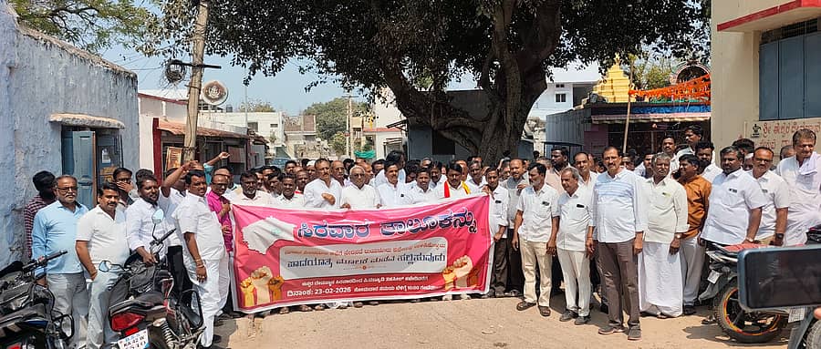 ಸಿರವಾರದಲ್ಲಿ ಸೋಮವಾರ ಸಿರವಾರ ತಾಲ್ಲೂಕು ಸೇರ್ಪಡೆ ವಿರೋಧಿಸಿ ತಾಲ್ಲೂಕು ಹೋರಾಟ ಸಮಿತಿ ನೇತೃತ್ವದಲ್ಲಿ ಈಶ್ವರ ದೇವಸ್ಥಾನದಿಂದ ತಹಶೀಲ್ದಾರ್ ಕಚೇರಿಯವರೆಗೆ ಪಾದಯಾತ್ರೆ ಮೂಲಕ ಪ್ರತಿಭಟನೆ ನಡೆಸಲಾಯಿತು
