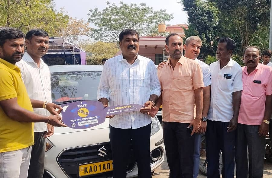 ಕೆ.ಆರ್.ಪೇಟೆ ಪಟ್ಟಣದಲ್ಲಿ ನಡೆದ ಕಾರ್ಯಕ್ರಮದಲ್ಲಿ ಶಾಸಕ ಎಚ್.ಟಿ.ಮಂಜು ಅವರು ಫಲಾನುಭವಿಗಳಿಗೆ ಸಬ್ಸಿಡಿ ದರದಲ್ಲಿ ಕಾರು ವಿತರಿಸಿದರು