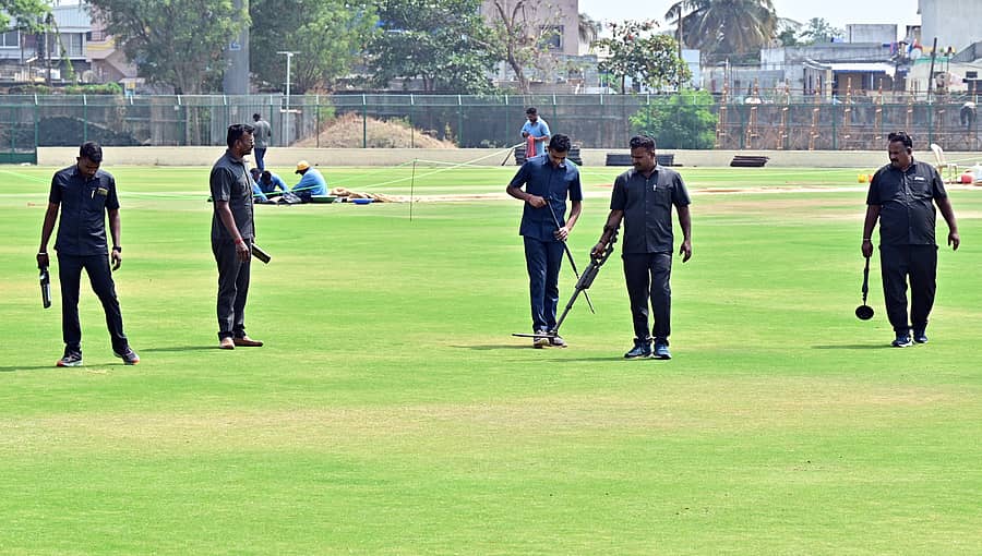 ರಣಜಿ ಟ್ರೋಫಿ ಕ್ರಿಕೆಟ್ ಟೂರ್ನಿಯ ಫೈನಲ್ ಪಂದ್ಯದ ಹಿನ್ನೆಲೆಯಲ್ಲಿ ಹುಬ್ಬಳ್ಳಿಯ ರಾಜನಗರದ ಕೆಎಸ್‌ಸಿಎ ಕ್ರೀಡಾಂಗಣದಲ್ಲಿ ಬಾಂಬ್‌ ನಿಷ್ಕ್ರಿಯ ದಳದ ಸಿಬ್ಬಂದಿ ಸೋಮವಾರ ತಪಾಸಣೆ ನಡೆಸಿದರು
ಪ್ರಜಾವಾಣಿ ಚಿತ್ರ: ಗೋವಿಂದರಾಜ ಜವಳಿ