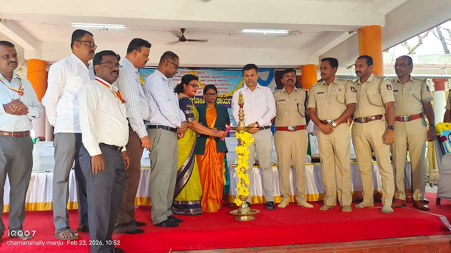 ಮದ್ದೂರಿನ ಸರ್ಕಾರಿ ಮಹಿಳಾ ಕಾಲೇಜಿನ ಆವರಣದಲ್ಲಿ ಸೋಮವಾರ ನಡೆದ ಪರಿಶಿಷ್ಟ ಜಾತಿ ಮತ್ತು ಪರಿಶಿಷ್ಟ ಪಂಗಡಗಳ ದೌರ್ಜನ್ಯ ಪ್ರತಿಬಂಧ ಕಾಯ್ದೆ ಕುರಿತ ವಿಚಾರಗೋಷ್ಠಿ ಹಾಗೂ ಕಾರ್ಯಾಗಾರವನ್ನು ಸಿವಿಲ್ ನ್ಯಾಯಾಧೀಶೆ ನಳಿನ ಉದ್ಘಾಟಿಸಿದರು. ತಹಶೀಲ್ದಾರ್ ಪರಶುರಾಮ್ ಸತ್ತಿಗೇರಿ, ತಾಲ್ಲೂಕು ಮಟ್ಟದ ಅಧಿಕಾರಿಗಳು ಭಾಗವಹಿಸಿದ್ದರು