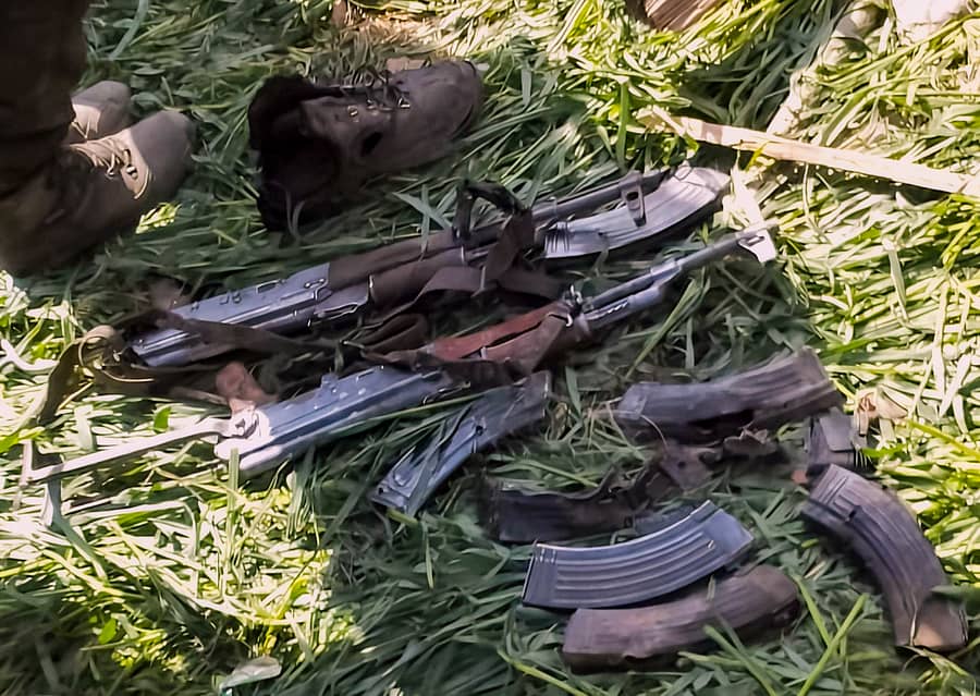 ಕಿಶ್ತವಾಡದಲ್ಲಿ ನಡೆದ ಭಯೋತ್ಪಾದಕರ ಹತ್ಯೆಯ ಬಳಿಕ ವಶಕ್ಕೆ ಪಡೆದಿರುವ ಶಸ್ತ್ರಾಸ್ತ್ರಗಳು– ಪಿಟಿಐ ಚಿತ್ರ