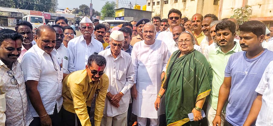 ಕಾಗವಾಡ ತಾಲ್ಲೂಕಿನ ಐನಾಪೂರ ಪಟ್ಟಣದಲ್ಲಿ ರಸ್ತೆ ಕಾಮಗಾರಿಗೆ ಪಟ್ಟಣ ಪಂಚಾಯಿತಿ ಸದಸ್ಯ ಅರುಣ ಗಾಣಿಗೇರ ಚಾಲನೆ ನೀಡಿದರು