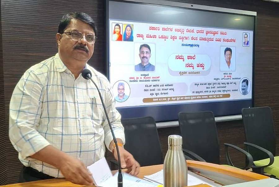 ರಾಯಚೂರಿನಲ್ಲಿ ನಡೆದ ‘ನಮ್ಮ ಶಾಲೆ ನಮ್ಮ ಹಕ್ಕು’ ಕಾರ್ಯಕ್ರಮದಲ್ಲಿ ‘ಕಲ್ಯಾಣ ಕರ್ನಾಟಕದ ಶಿಕ್ಷಣದ ಸ್ಥಿತಿಗತಿ ಮತ್ತು ಗುಣಮಟ್ಟ ಶಿಕ್ಷಣ ಹೇಗೆ ಸಾಧ್ಯ’ ಕುರಿತು ಆದಿಕವಿ ಶ್ರೀ ಮಹರ್ಷಿ ವಾಲ್ಮೀಕಿ ವಿಶ್ವವಿದ್ಯಾಲಯದ ಸಹಾಯಕ ಪ್ರಾಧ್ಯಾಪಕ ಕೆ.ವೆಂಕಟೇಶ ಮಾತನಾಡಿದರು