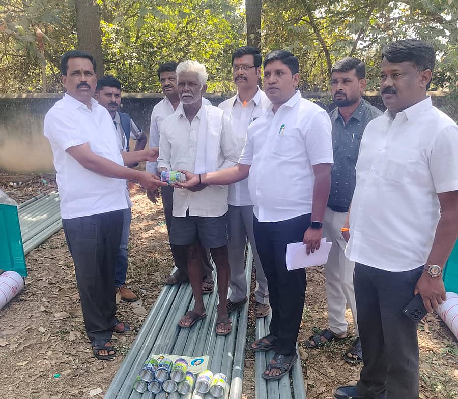 ಶಿಡ್ಲಘಟ್ಟದಲ್ಲಿ ಡಾ.ಬಿ.ಆರ್.ಅಂಬೇಡ್ಕರ್ ಅಭಿವೃದ್ಧಿ ನಿಗಮ, ಆದಿ ಜಾಂಬವ ಅಭಿವೃದ್ಧಿ ನಿಗಮ ಹಾಗೂ ಭೋವಿ ಅಭಿವೃದ್ಧಿ ನಿಗಮದಿಂದ ಫಲಾನುಭವಿಗಳಿಗೆ ಶಾಸಕ ಬಿ.ಎನ್.ರವಿಕುಮಾರ್ ಪಂಪ್ ಮೋಟಾರ್ ವಿತರಿಸಲಾಯಿತು