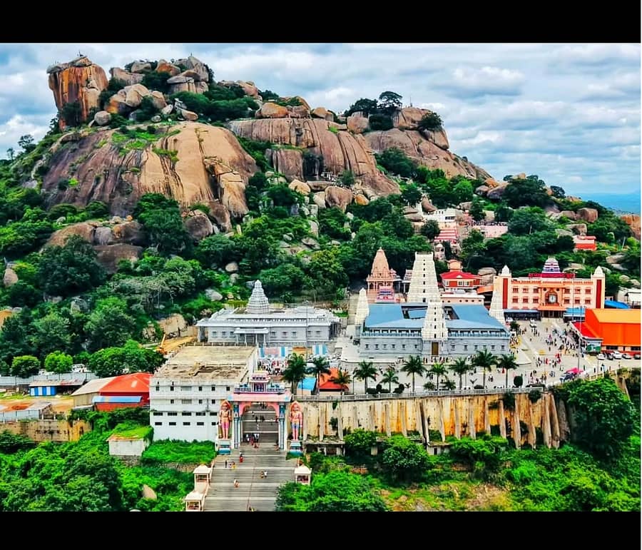 ನಾಗಮಂಗಲ ತಾಲ್ಲೂಕಿನ ಆದಿಚುಂಚನಗಿರಿ ಮಠದ ನೋಟ