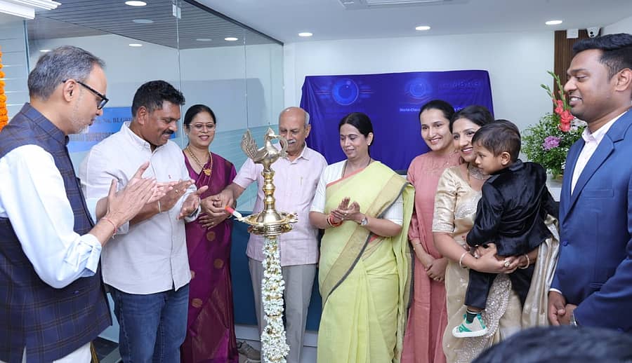 ಬೆಳಗಾವಿಯ ಶ್ರೀಕೃಷ್ಣದೇವರಾಯ ಸರ್ಕಲ್ನಲ್ಲಿ ಆರಂಭವಾದ ‘ಜಂಬಗಿ ಸೂಪರ್ಸ್ಪೆಷಾಲಿಟಿ ಐ ಇನ್ಸ್ಟಿಟ್ಯೂಟ್’ ಉದ್ಘಾಟನಾ ಸಮಾರಂಭದಲ್ಲಿ ಪ್ರಭಾಕರ ಕೋರೆ, ಲಕ್ಷ್ಮಿ ಹೆಬ್ಬಾಳಕರ ದೀಪ ಬೆಳಗಿಸಿದರು. ಡಾ.ಅಮೋಘ್ ಎಲ್. ಜಂಬಗಿ ಹಾಜರಿದ್ದರು