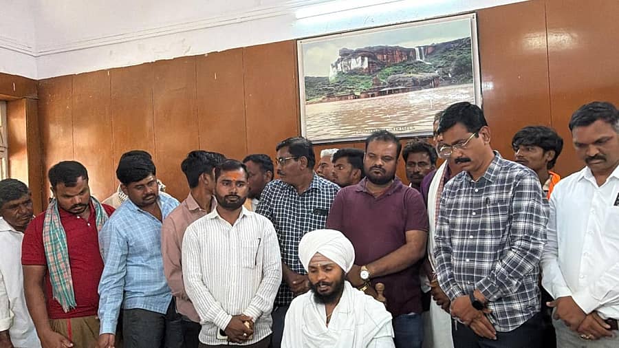 ಶಿರಹಟ್ಟಿಯ ಪ್ರವಾಸಿ ಮಂದಿರದಲ್ಲಿ ಸೋಮವಾರ ನಡೆದ ಸುದ್ದಿಗೋಷ್ಠಿಯಲ್ಲಿ ಬಂಜಾರ ಸಮುದಾಯದ ಆದರಹಳ್ಳಿ ಗ್ರಾಮದ ಕುಮಾರ ಮಹಾರಾಜ ಸ್ವಾಮಿಗಳು ಮಾತನಾಡಿದರು