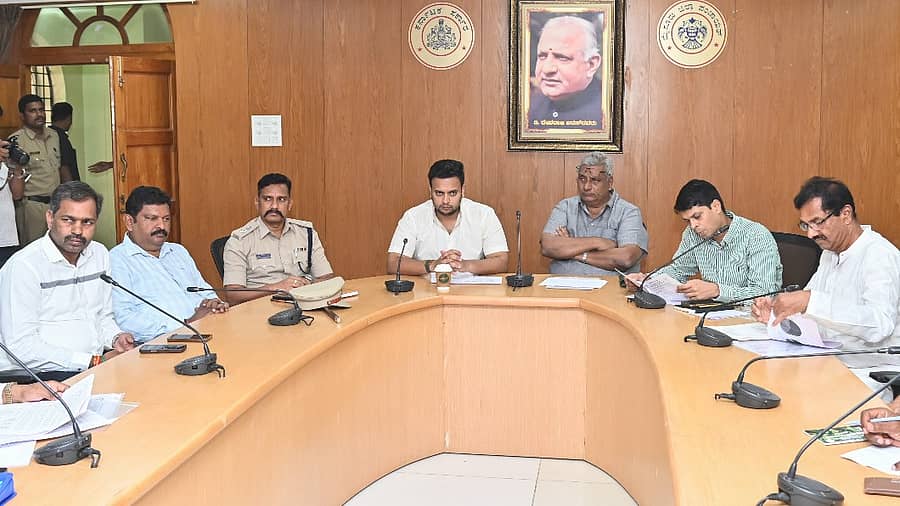 <div class="paragraphs"><p>ಮೈಸೂರಿನಲ್ಲಿ ಸೋಮವಾರ ಸಚಿವ ಕೆ. ವೆಂಕಟೇಶ್‌ ಅಧ್ಯಕ್ಷತೆಯಲ್ಲಿ ತಂಬಾಕು ಬೆಳೆಗಾರರು, ಜಿಲ್ಲಾಡಳಿತ, ತಂಬಾಕು ಮಂಡಳಿ ಹಾಗೂ ಕಾರ್ಖಾನೆ ಪ್ರತಿನಿಧಿಗಳೊಂದಿಗೆ ಸಭೆ ನಡೆಯಿತು</p></div>