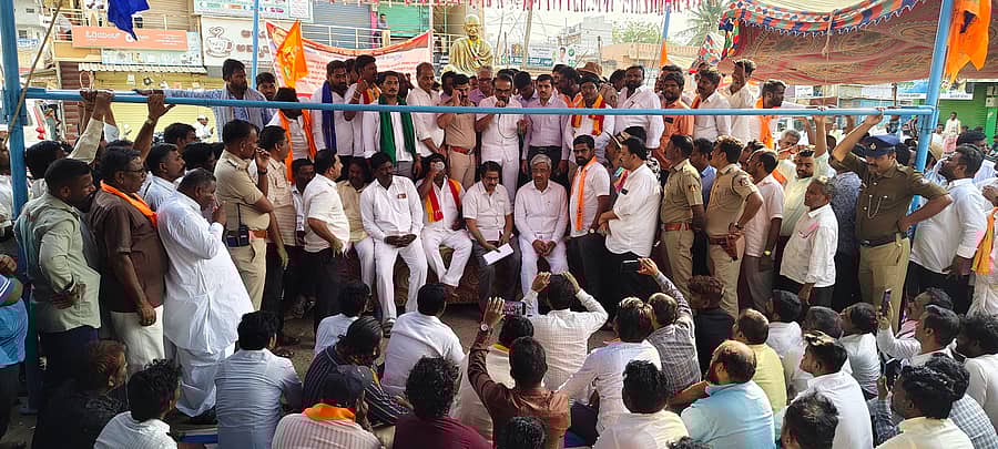 ಸುರಪುರದಲ್ಲಿ ಸೋಮವಾರ ಸಾಮೂಹಿಕ ಸಂಘಟನೆಗಳು ಏರ್ಪಡಿಸಿದ್ದ ಪ್ರತಿಭಟನೆಯಲ್ಲಿ ಎಚ್ಕೆಇ ಸಂಸ್ಥೆ ಅಧ್ಯಕ್ಷ ಶಶೀಲ್ ನಮೋಶಿ ಮಾತನಾಡಿದರು