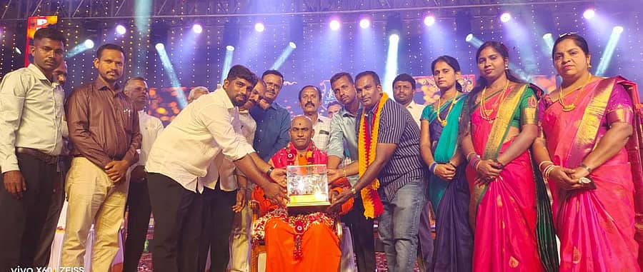 ಭಾರತೀನಗರದ ರಾಯಲ್ ಓಕ್ಸ್ ಪಬ್ಲಿಕ್ ಶಾಲೆಯಲ್ಲಿ ಆಯೋಜಿಸಿದ್ದ ‘ರಾಯಲ್ ಉತ್ಸವ 2026’ರ ಕಾರ್ಯಕ್ರಮದಲ್ಲಿ ಕೆಂಗೇರಿ ವಿಶ್ವ ಒಕ್ಕಲಿಗರ ಮಠದ ಪೀಠಾಧ್ಯಕ್ಷ ನಿಶ್ಚಲಾನಂದನಾಥ ಸ್ವಾಮೀಜಿ ಅವರನ್ನು ಗೌರವಿಸಲಾಯಿತು