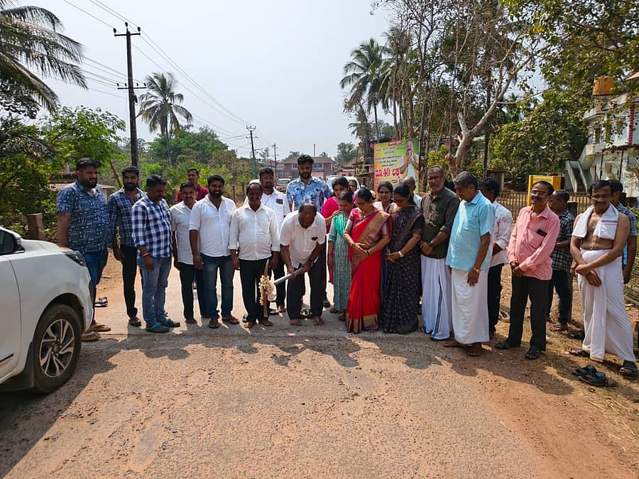 ಕಾಪು ವಿಧಾನಸಭಾ ಕ್ಷೇತ್ರದ ಪಲಿಮಾರು ಗ್ರಾಮ ಪಂಚಾಯತ್ ವ್ಯಾಪ್ತಿಯ ವಿವಿಧ ಕಾಮಗಾರಿಗೆ ಸೋಮವಾರ ಶಾಸಕ ಗುರ್ಮೆ ಸುರೇಶ್ ಶೆಟ್ಟಿ ಶಿಲಾನ್ಯಾಸ ನೆರವೇರಿಸಿದರು.