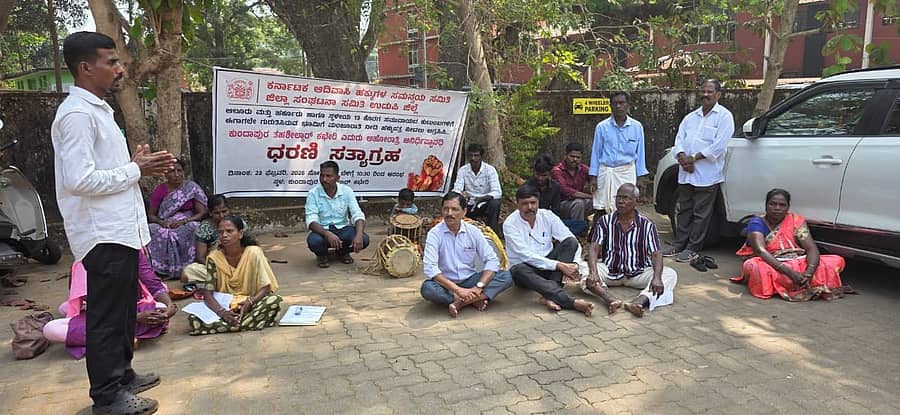ಕೊರಗ ಸಮುದಾಯದವರಿಗೆ ಹಕ್ಕು ಪತ್ರ ನೀಡಲು ಆಗ್ರಹಿಸಿ ಕುಂದಾಪುರ ತಾಲ್ಲೂಕು ಪಂಚಾಯಿತಿ ಎದುರು ಸೋಮವಾರದಿಂದ ಅನಿರ್ದಿಷ್ಟಾವಧಿ ಧರಣಿ ಸತ್ಯಾಗ್ರಹ ಆರಂಭಿಸಲಾಗಿದೆ