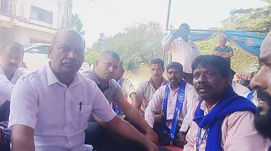 ನರಸಿಂಹರಾಜಪುರದ ತಹಶೀಲ್ದಾರ್ ಕಚೇರಿ ಎದುರು ಪ್ರೊ. ಬಿ ಕೃಷ್ಣಪ್ಪ ಸ್ಥಾಪಿತ ಕರ್ನಾಟಕ ದಲಿತ ಸಂಘರ್ಷ ಸಮಿತಿ ಹಮ್ಮಿಕೊಂಡಿರುವ ಧರಣಿ ಸ್ಥಳಕ್ಕೆ ಶಾಸಕ ಟಿ.ಡಿ.ರಾಜೇಗೌಡ ಭೇಟಿ ನೀಡಿ ಮಾತುಕತೆ ನಡೆಸಿದರು 