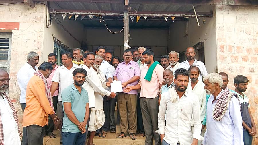 ಸವದತ್ತಿಯಲ್ಲಿ ನವಿಲುತೀರ್ಥ ನೀರಾವರಿ ನಿಗಮದ ಕಾರ್ಯ ನಿರ್ವಾಹಕ ಎಂಜಿನಿಯರ್ ಪಿ.ಎಚ್. ಗಂಗಣ್ಣವರ ಅವರಿಗೆ ರೈತರು ಪ್ರತಿಭಟನೆ ನಡೆಸಿದರು