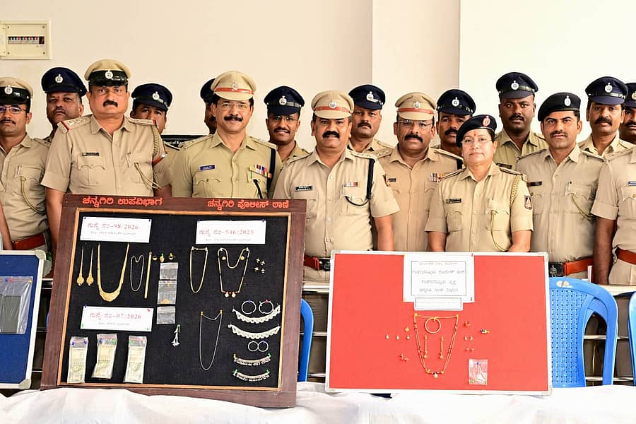 ಚನ್ನಗಿರಿ ತಾಲ್ಲೂಕು ನಲ್ಲೂರು ಹಾಗೂ ಚನ್ನಗಿರಿ ಪಟ್ಟಣದಲ್ಲಿ ನಡೆದ ಮನೆ ಕಳ್ಳತನ ಪ್ರಕರಣಗಳಿಗೆ ಸಂಬಂಧಪಟ್ಟಂತೆ ಆರೋಪಿಗಳಿಂದ ವಶಪಡಿಸಿಕೊಂಡ ರೂ 18 ಲಕ್ಷ ಮೌಲ್ಯದ ಆಭರಣಗಳನ್ನು ಪ್ರದರ್ಶಿಸಲಾಯಿತು. ಎಸ್ ಪಿ ಎಚ್.ಟಿ. ಶೇಖರ್, ಹೆಚ್ಚುವರಿ ಎಸ್ ಪಿ ಪರಮೇಶ್ವರ ಹೆಗಡೆ ಹಾಗೂ ಡಿವೈಎಸ್ ಪಿ ರುದ್ರ ಪ್ಪ ೆಸ್. ಉಜ್ಜನಕೊಪ್ಪ ಇದ್ದರು.