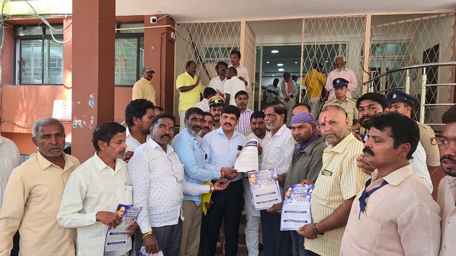 ಒಳಮೀಸಲಾತಿ ಜಾರಿ ಹೋರಾಟ ಸಮಿತಿಯ ಪದಾಧಿಕಾರಿಗಳು ಬೆಂಗಳೂರು ನಗರ ಜಿಲ್ಲಾಧಿಕಾರಿ ಜಗದೀಶ್ ಅವರಿಗೆ ಮನವಿ ಸಲ್ಲಿಸಿದರು. 