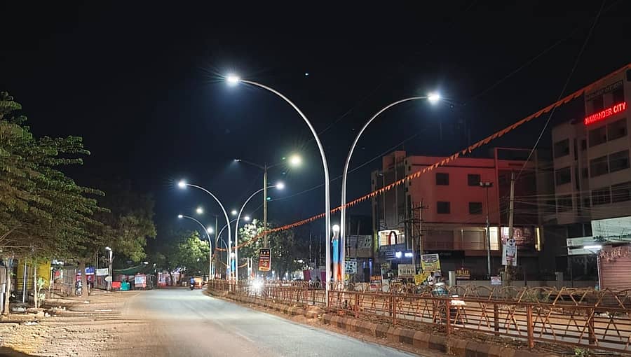 ಬೀದರ್‌ನ ಮನ್ನಳ್ಳಿ ರಸ್ತೆಯಲ್ಲಿ ಬೆಳಗಿದ ವಿದ್ಯುತ್‌ ದೀಪಗಳು