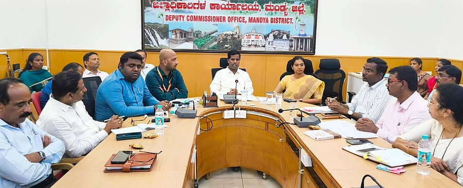 ಮಂಡ್ಯ ಜಿಲ್ಲಾಧಿಕಾರಿ ಕಚೇರಿ ಸಭಾಂಗಣದಲ್ಲಿ ದ್ವಿತೀಯ ಪಿಯುಸಿ ಪರೀಕ್ಷೆ ಕುರಿತು ಸೋಮವಾರ ಜಿಲ್ಲಾಧಿಕಾರಿ ಕುಮಾರ ಅಧ್ಯಕ್ಷತೆಯಲ್ಲಿ ಸಭೆ ನಡೆಯಿತು. ಜಿಲ್ಲಾ ಪಂಚಾಯಿತಿ ಸಿಇಒ ಕೆ.ಆರ್‌.ನಂದಿನಿ ಮತ್ತು ಅಧಿಕಾರಿಗಳು ಪಾಲ್ಗೊಂಡಿದ್ದರು 