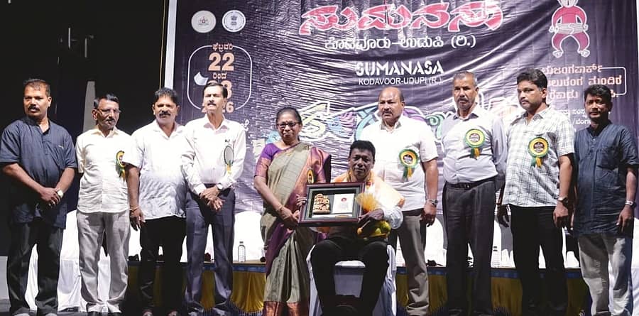 ರಂಗಕರ್ಮಿ ಕೃಷ್ಣ ವಿ. ಸುವರ್ಣ ಮಲ್ಪೆ ಅವರಿಗೆ ರಂಗಸಾಧಕ ಪ್ರಶಸ್ತಿ ನೀಡಿ ಗೌರವಿಸಲಾಯಿತು 