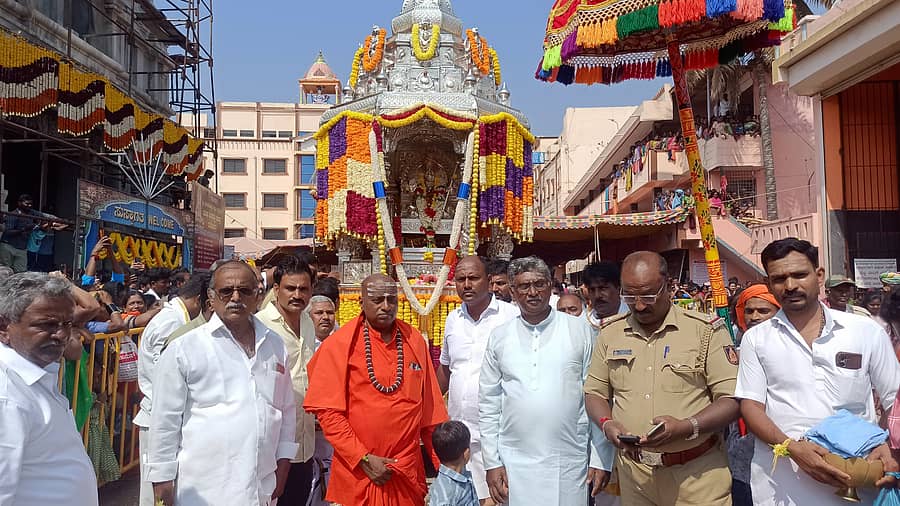 ಕಡರನಾಯ್ಕನಹಳ್ಳಿ: ಉಕ್ಕಡಗಾತ್ರಿ ಅಜ್ಜಯ್ಯನ ಬೆಳ್ಳಿ ರಥೋತ್ಸವ ವಿಜೃಂಭಣೆಯಿಂದನಡೆಯಿತು